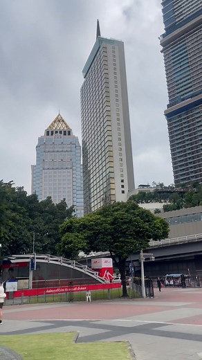 Bangkok right now is pure MAGIC ️✨ 70°F (22°C), zero humidity, cool breeze — I’m in jeans and a light jacket… in BANGKOK. In November. What sorcery is this?! Crystal blue skies, no sweat, just perfection. The city unlocked the “ideal weather” cheat code. I’m in love all over again. Don’t change, Bangkok (at least till Songkran ) #BangkokWinterMiracle #70AndDreamy #ThisIsNotNormal | Eki Eki | Facebook