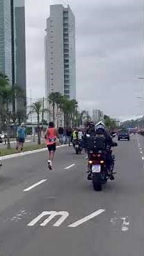 Reta final 40° Maratona Internacional de Porto Alegre 2025 Campeão linha de chegada