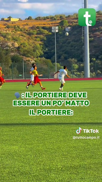UN PO’ DI SANA PAZZIA 🤪🧤 😅 Come movimentare un pomeriggio tranquillo? Chiedere a @christian_riitto del @PFR Real Villasmundo. 🤹 Nel match di Seconda Categoria Sicilia vinto per 4-0 contro il Terranova, il portiere dei padroni di casa ha deliziato i presenti con questa acrobazia. 🤯 Uscita ben fuori dall’area di rigore con una rovesciata, che sorprende per coraggio ed esecuzione tecnica. Rischio esagerato? Forse si, ma i portieri sono anche questo. 📺 Vi ricordiamo che con la funzione Tuttoca
