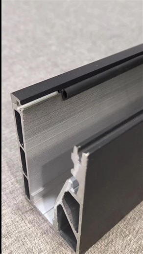 Non-obstructive glass railing, strong and durable, with good lighting and ventilation.