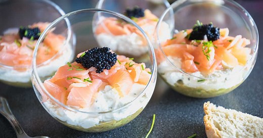 Verrine crème de concombre et truite fumée : la recette pas chère pour l’apéro de Noël