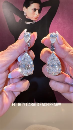 TRACEY ELLISON on Instagram: "Jewels of the World: @davidmorrisjeweller diamond earrings that will rock your world! The bottoms pears are both over 40 carats EACH, one has a fancy vivid pink diamond separator, and the other a fancy blue! Truly one of the most spectacular earrings I’ve ever seen, now available for viewing at @davidmorrisjeweller during @jewelsoftheworldksa 🩷💙"