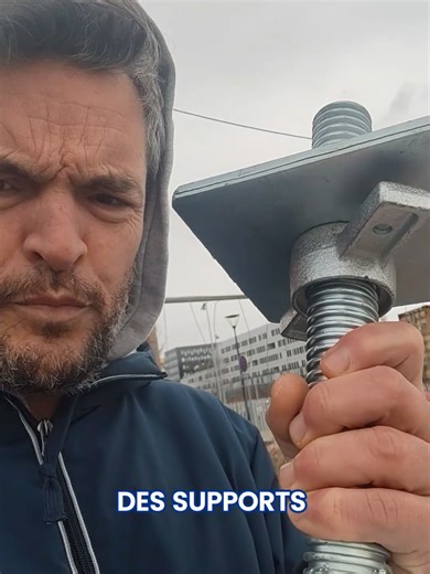 Comment mettre un #container parfaitement de niveau ? Installer un conteneur parfaitement de niveau, même sur un sol compliqué ? 👉 C’est exactement à ça que servent les supports de nivellement pour conteneur maritime. Dans cette vidéo, on installe des supports capables de supporter jusqu’à 12 tonnes par pied, avec un réglage indépendant sur chaque coin pour rattraper les différences de niveau du sol. Dans ce cas précis, le nivellement est critique : le conteneur doit accueillir un four solaire,