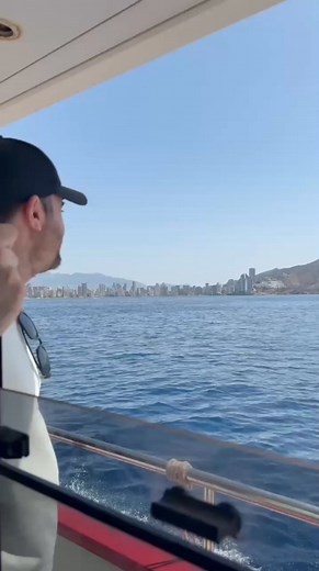 ¿Sabías que Benidorm tiene una isla justo enfrente? 🌊 En solo 20 minutos puedes estar allí, navegando en barco con visión submarina, rodeado de naturaleza y vistas espectaculares. Un plan perfecto para este verano: ✅ Salidas diarias desde el Puerto de Benidorm ✅ Opción de barco con fondo submarino ✅ Rutas de senderismo y snorkel ✅ Reserva natural dentro del Parque de la Serra Gelada Descubre Benidorm y su isla. #benidorm #visitbenidorm #IslaDeBenidorm #PlanesDeVerano #CostaBlanca #ViajarEnFamil