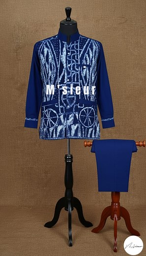 🇨🇲 Fiche Technique de la Tenue Traditionnelle NDOP (Made in Cameroon) ***Détails*** - Article : Ensemble Chemise Col Tulipe et Pantalon. - Pagne : Traditionnel NDOP (Origine Cameroun) - Caractéristiques : Chemise Motif NDOP(coton), Col tulipe, 1 poche passepoilée avec bouton en cauris, 2 poches basses plaquées avec motifs du NDOP. - Couleur/Motif : Bleu indigo et blanc (motif NDOP) - Prix : 99.500 F CFA - Contact (WhatsApp uniquement) : 237 671 53 72 06 - Délai de Confection : 10 jours - Ville
