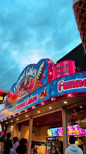 Ever wondered how these delicious desserts are made?🤤 Best Funnel Cake in Niagara🙌 #funnelcake #niagarafalls #niagara #cliftonhill #traveltok #foodtiktok #foodlover #foodtok #desserts #whattoeat #travellife #thingstodo #sweettreats #toronto #foodie #CapCut