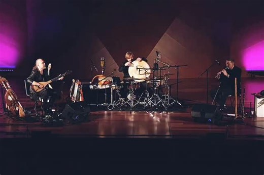 Uşşak nefes - Ey alemleri yaradan En directo en Centro Centro, Madrid 30-X-2025 Efrén López Sanz: oğur saz Ruven Ruppik: bendir Sylvain Barou: duduk Melodía anónima con letra de Yunus Emre Oh Creador del cosmos Que das vida y la marchitas Revela tu rostro, oh Creador Levanta el velo que nos separa | Efrén López Music