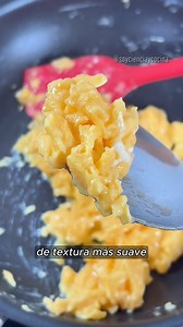 640K views · 32K reactions | ¿Un solo paso que puede transformar tus huevos revueltos? 讀 Sí, y no tiene que ver con batir más fuerte ni cambiar el sartén. Hicimos un experimento y el resultado fue sorprendente. ¿Jugosos? ¿Más esponjosos? Descúbrelo tú mismo. Esto es Ciencia y Cocina. #cienciaycocina #huevos #reels #reelsvideo | Ciencia y Cocina | Facebook