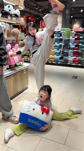 唐瑜熙 on Instagram: "姐妹两这舞蹈没白学😎｜All that dance practice paid off😎#人类幼崽 #姐妹 #reelsvideo #Reels"