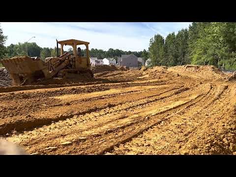 Caterpillar 951C Blading in fill material