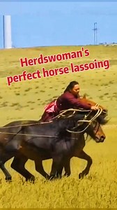 This amazing horsewoman in China's Inner Mongolia showcases incredible, seamless lassoing skills with power and grace. #ChinaTravel #HorseSkills #InnerMongolia #equestrian #grassland #herdswoman #lassoing | 新華香港