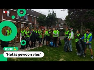 Kinderen ruimen afval op bij hun school