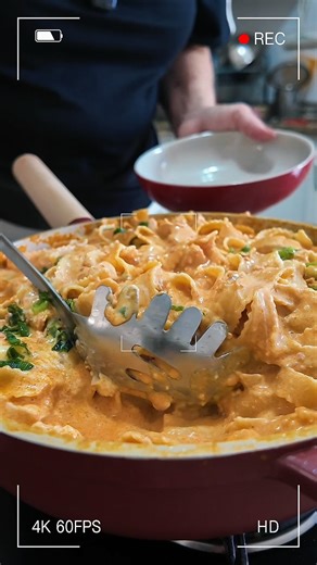 Sabores de Casa / Marisa Bissi on Instagram: "Esse macarrão sabor bacon é sucesso garantido na mesa 🍝✨ curte se ama bacon INGREDIENTES •⁠ ⁠200 g de bacon •⁠ ⁠300 g de filé de frango em cubos •⁠ ⁠1 xícara de cebola picada •⁠ ⁠1 colher de alho amassado com sal •⁠ ⁠300 g de macarrão (da sua preferência) •⁠ ⁠1 xícara de molho de tomate •⁠ ⁠1 caixa de creme de leite •⁠ ⁠1 pote de requeijão •⁠ ⁠200 g de muçarela •⁠ ⁠Cebolinha a gosto para finalizar INFORMAÇÕES ADICIONAIS •⁠ ⁠Tamanho da xícara: 240 ml