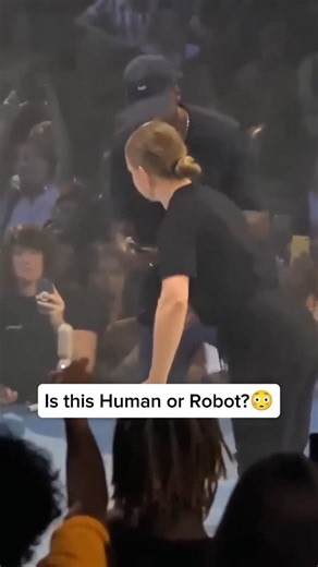 This Lady Moves So Perfectly I Thought She Was a Real Robot