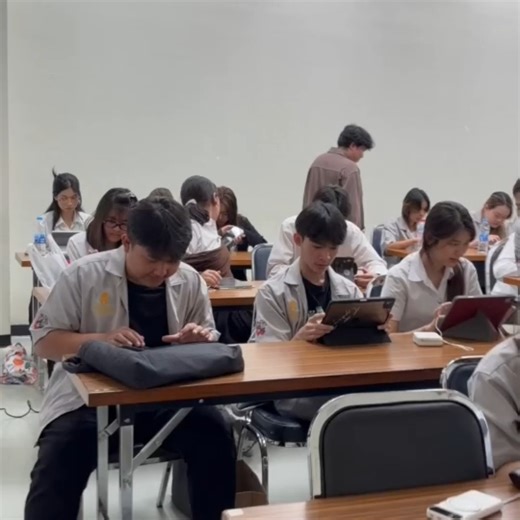 ภาควิชาวิศวกรรมอุตสาหการ มจธ. on Instagram: "บรรยากาศการเรียนวิชา PRE113 Computer Programming for Engineers ผู้สอน: รศ.ดร.พร้อมพงษ์ ปานดี วิชาพื้นฐานที่สำคัญสำหรับวิศวกรยุคใหม่ เพื่อเสริมสร้างทักษะการแก้ปัญหาอย่างเป็นระบบผ่านการเขียนโปรแกรมคอมพิวเตอร์ -นักศึกษาทุกคนมีส่วนร่วมอย่างแข็งขัน -มีการตอบข้อสงสัยแบบรายบุคคล ทำให้มั่นใจได้ว่านักศึกษาทุกคนจะเข้าใจเนื้อหาและผ่านความท้าทายในบทเรียนไปได้"