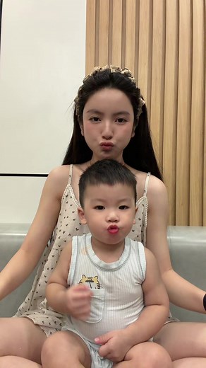 Chị Thanh Huyền hợp tác quay trend với Quang Hải, Lữ Đan