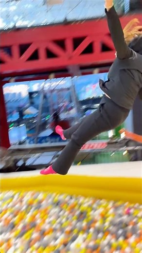 #6290Playing princess hugs on the trampoline🥹is a great challenge for men's waist and girls' weight