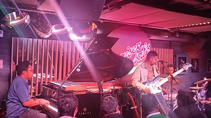 🎧 … « BEMIRAY » (Ralah’ trio) RALAH’ Trio Fusion entre Musique traditionnelle Malgache et Jazz moderne, lors de leur passage au Club de Jazz “Le Baiser salé“ à Paris, le Dimanche 16 Février 2025. Très belle découverte, rafraîchissante. 😊 Quelques DATES en Europe … « ERICK MANANA & RALAH’ TRIO en CONCERT » - GENÈVE 🇨🇭 Sam 14 JUIN 2025 ( infos ☎️ 41 76 570 56 95 ) Billetterie en Ligne : https://eventfrog.ch/erickmanana - FREIBURG 🇩🇪 Sam 21 JUIN 2025 ( infos ☎️ 49 163 671 54 56 ) - BERLIN 🇩�