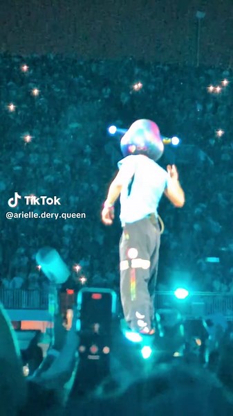 Chris Martin Sign Language Performance at Coldplay 2025