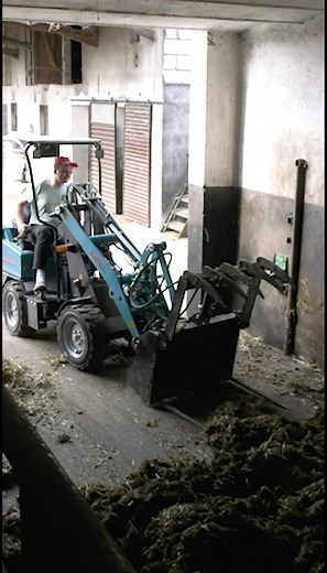 Ładowarki Schmidt model 1915 z widło-krokodylem przy załadunku obornika. . . . #filmyrolnicze #ładowarka #rolnictwo #rolnik | Filmy rolnicze