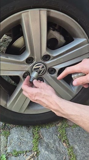 O Truque Escondido no Parafuso da Roda VW! #shorts
