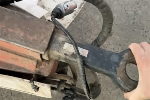 Truck and dog receives major defect notice due to loose tow coupling