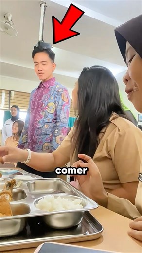 La estudiante terminó la comida para tomarse una foto con él 😯
