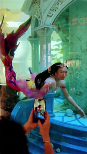 What it’s really like to swim as a mermaid in a giant tank #underwater #mermaid
