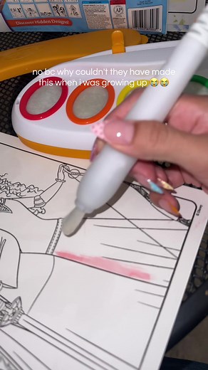 literally so fun, easy AND clean 😭 #fypシ゚viral #crayola #craftsforkids #messfreeactivity #colorwonder @Crayola