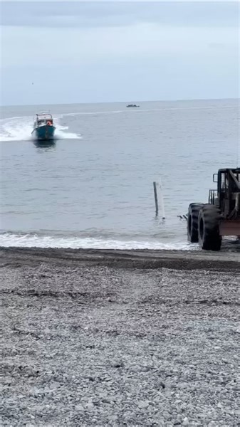 Part of the daily experience in Ninilchik Alaska. #halibutfishing #afishuntcharters | Afishunt Charters Inc.