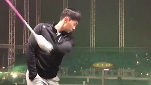 WATCH: The EASIEST one-handed golf swing you'll ever see...