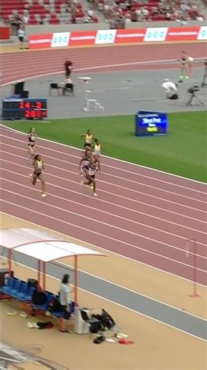 LATE CHARGE ⚡ Gabby Thomas snatches the 200m victory in 21.83 in Budapest