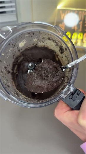 oreo truffle balls🖤🤍 Makes 12, 1 ball = 100 calories & 5g protein😋 Ingredients: • 1 full package