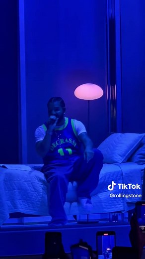 Drake Performs “Marvins Room” Live at The Apollo Theater