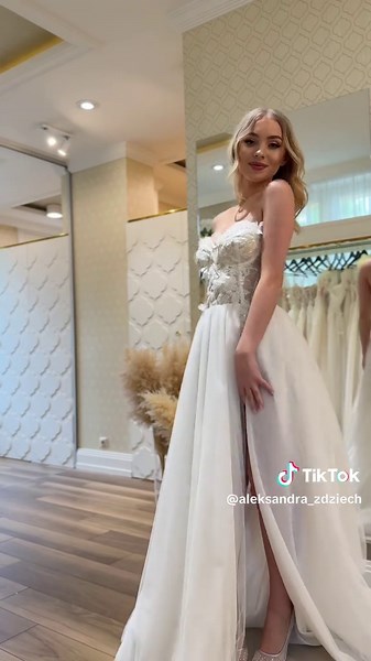 ✨ Przymierzam 6 przepięknych sukni ślubnych i nie mogę się doczekać, aby poznać Wasze opinie! 💖 Każda z nich ma swój unikalny styl i charakter, dlatego potrzebuję Waszej pomocy w podjęciu decyzji. Która suknia skradła Wasze serca? 👰‍♀️ Zostawcie komentarz z numerem sukni, która Wam się najbardziej podoba, lub podzielcie się swoimi radami! Dziękuję za Wasze wsparcie! 🌟💍 Suknie pochodzą z salonu La Lila w Olsztynie #sukniaslubna #weddingdress #ślub #wesele #suknieslubne #fashion #wedding #pann