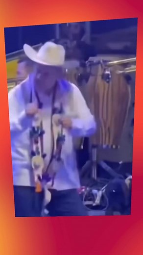 2.2M views · 145K reactions | Carlos Manzo no era un político más. Era cercano, valiente y humano. Su ausencia duele porque su ejemplo rompía con la indiferencia del poder. Lo dejaron solo. Y en México, ser honesto sigue costando demasiado. Todo lo dicho en el video representa únicamente una opinión personal. | Minuto Crítico | Facebook