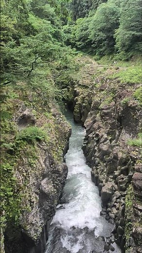 高千穂峡の入り口「神橋」からの絶景！切り立った岩肌と激しい川の流れがぶち大迫力✨見上げると、歴史の異なる橋が重なる立体的な景色に圧倒されるパワースポットです！#高千穂峡 #神橋 #宮崎観光