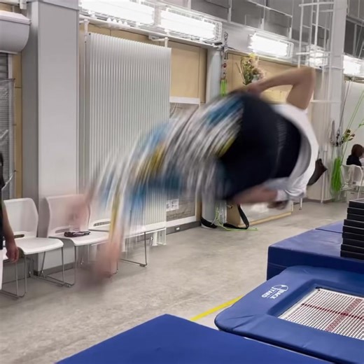 Working on Half twisting front flip by @n.tomoko1227 Good job 👍 大人のアクロバット11月のスケジュールでたよ〜 6日(日) 10:00-11:00 19日(土) 18:00-19:00 23日(水)17:00-18:00 初めてさん大歓迎😆 大人になってもバク転やりたい人‼︎ 前宙やひねりにも挑戦したい人‼︎ ストレス発散‼︎ とにかく動きたい人‼︎ みんな集まれ〜😆😆😆 動画のように最初からできるわけではないけど、経験豊富な講師が丁寧に教えてくれます💪 大人が参加できるアクロバットクラスは珍しいので興味のある方は是非‼︎ そして前宙ハーフ成功おめでとうぉぉ〜トモちゃん🎉🎉🎉 凄いぜ🔥カッコよかったよ👍 #circus #circusschool #acrobat #frontflip #halftwist #challenge #goodjob #nagoya #flynfittrapezestudio #サーカス #名古屋 #アクロバット #アクロバット女子 #アクロバット練習 #前宙ハーフ #初