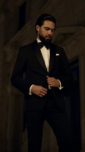 Sub lumina misterioasă a nopții vieneze, Opera din Viena devine scena ideală pentru un black tie perfect de la #TudorPersonalTailor. Eleganța clasică a orașului se îmbină cu perfecțiunea unei ținute impecabile. | Tudor. Personal Tailor