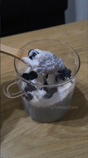 Creamy chia pudding with blueberries. 🫐🌿