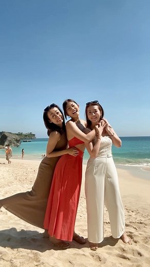 596K views · 2.3K reactions | tag the first two persons you think of to try this with every spot at @ayanavillasbali is insta-worthy! inspired by our photo pose video with @laparasian 﫶 | Emi Wong | Facebook