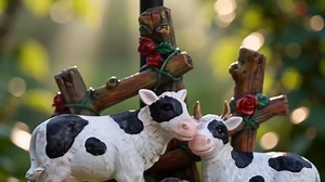 Solar Garden Statue Outdoor Dairy Cow Figurine with Lights Decor for Porch Yard Decorations Women Homes Sculptures Statues Lamp