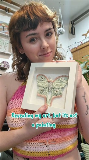 𝑪𝒐𝒛𝒚 𝑺𝒕𝒊𝒕𝒄𝒉𝒆𝒔 𝑪𝒓𝒆𝒂𝒕𝒊𝒐𝒏 on Instagram: "I cannot paint to save my life lol Pattern by @aspoonfulofyarn 🙏🏻 #fauxtaxidermy #cozystitchescreation #crochetinsects #handmade #fauxmoth"