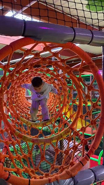 Un grand parc de jeux intérieur/exterieur dans le 77 pour vos Kids de 0 à 12 ans ! 🤗🌈 Vous trouverez le Baby land un espace illimité pour les 0-3 ans avec une piscine à balles, module de motricité, toboggans …🎠🛝 Le Kids land un espace illimité pour les 4-12 ans avec une descente de bouées, des toboggans, un terrain de foot, des voiturettes, des structures gonflables, un parcours ludique … 🛟🛝🥅⚽️🚗 Le Trampoline Park à partir de 4 ans avec un parcours de ninja warriors, un Battle Beam, Buzz