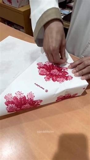 63K views · 206 reactions | Diagonal wrapping  #diagonalwrapping #giftwrappinghacks #wrappingideas #cake #cakedesign @topfans | Joueclubterville | Facebook