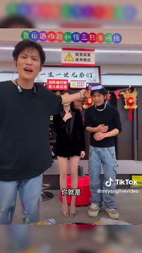 小杨哥又和品牌方的女儿跳起舞来了#小杨哥 #搞笑 #搞笑视频 #小杨哥直播回放