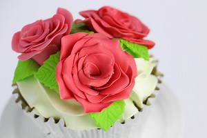 CAKE DECORATING HACK: How to make gorgeous full roses in minutes using the FMM Sugarcraft Easiest Small Rose Ever tool. I came across this at a cake decorating store and had to give it a shot x)Enjoy! For the full and free tutorial, visit: http://www.youtube.com/c/rosiesdessertspotaustralia | Rosie's Dessert Spot