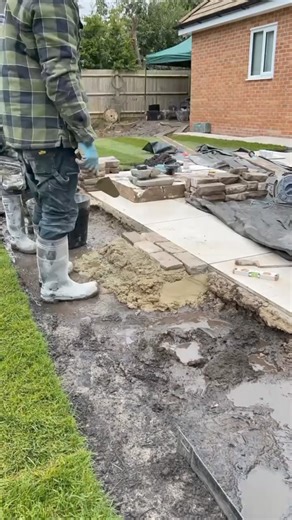 Indian sandstone setts 🔥 WAIT UNTIL THE END😍 these are pads between the patio and the lawn. 😍 planting to go in next to them and metal edging 🤟🏼 #lawn #plantingdesign #indiansandstone #patiodesign | Fresh Air Landscapes