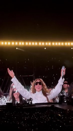 Caloris Live from Guadalajara #shakira #lmynlworldtour #lmynl #LMYNLWT #ppteamdenzel @Shakira