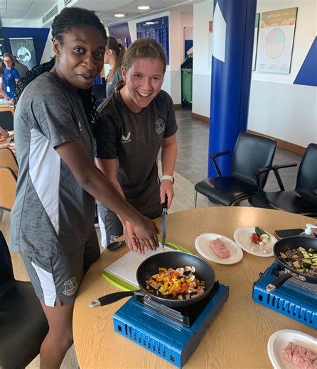 🥘 Our Academy took part in a survival session led by Commando Chef. The youngsters learnt about the importance of nutrition, before cooking a dish for themselves.🪖 Then, the Blues were shown a range of military gear, with some even trying it on! | Everton Women